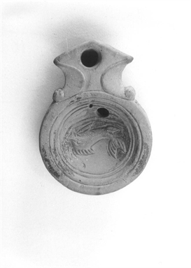 lucerna a volute con becco triangolare